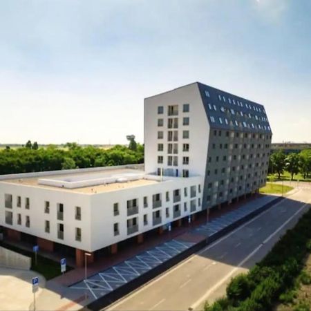 New Air-Conditioned Apartment 5 Minutes By Walk From The Airport With Free Garage Parking Bratysława Zewnętrze zdjęcie