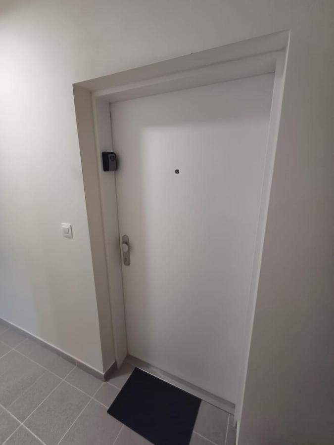 New Air-Conditioned Apartment 5 Minutes By Walk From The Airport With Free Garage Parking Bratysława Zewnętrze zdjęcie