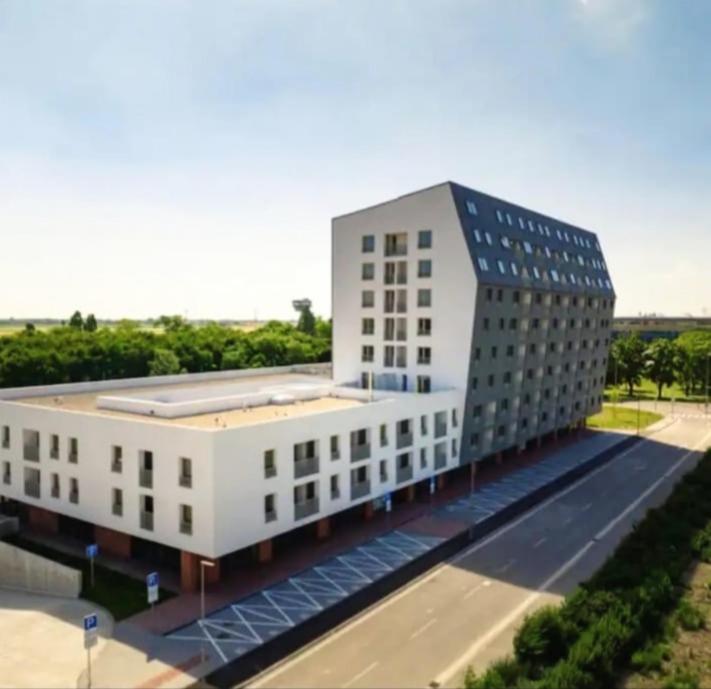 New Air-Conditioned Apartment 5 Minutes By Walk From The Airport With Free Garage Parking Bratysława Zewnętrze zdjęcie
